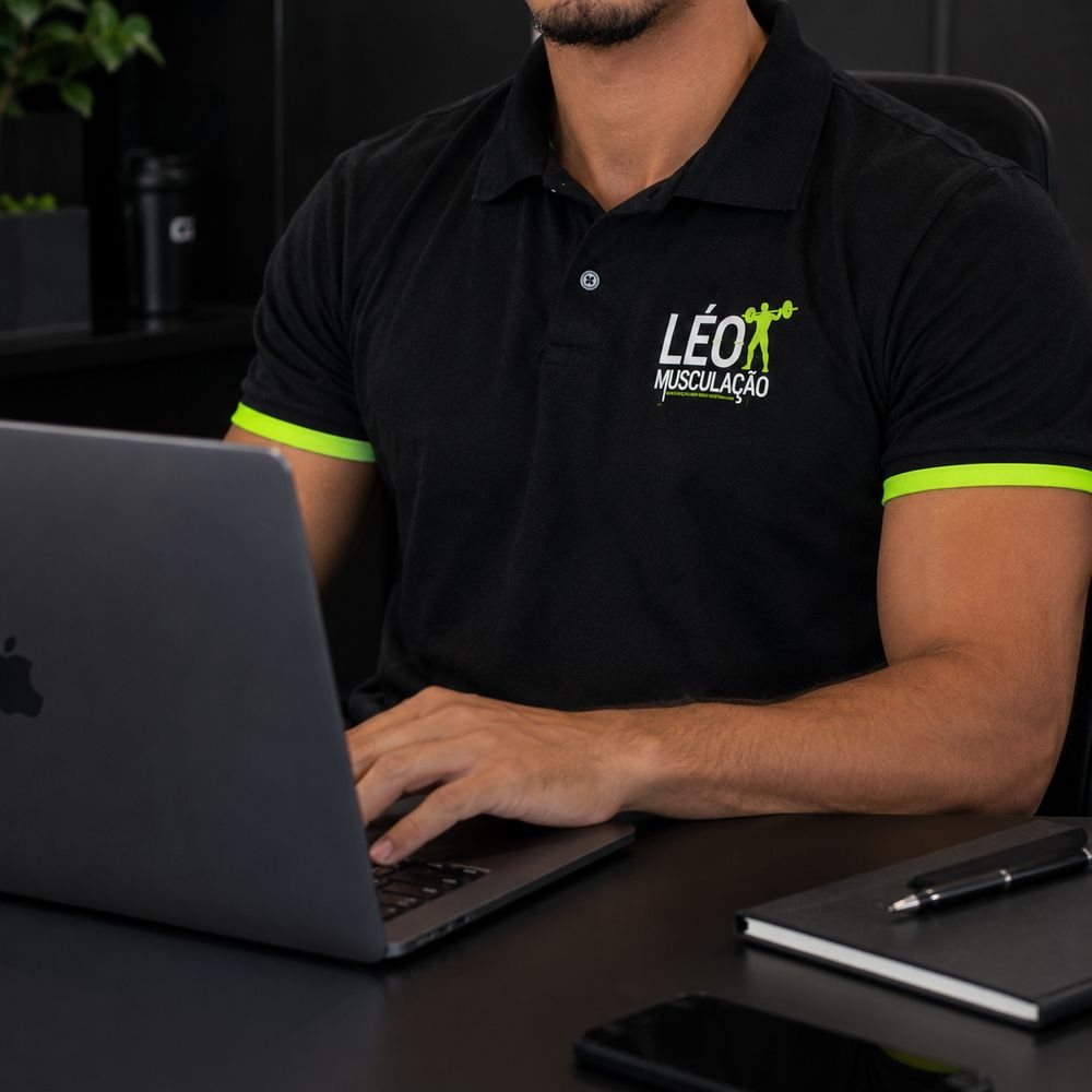 Personal trainer da Léo Musculação montando treinos no notebook